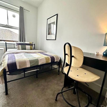 Whitechapel Station Rooms London Bagian luar foto