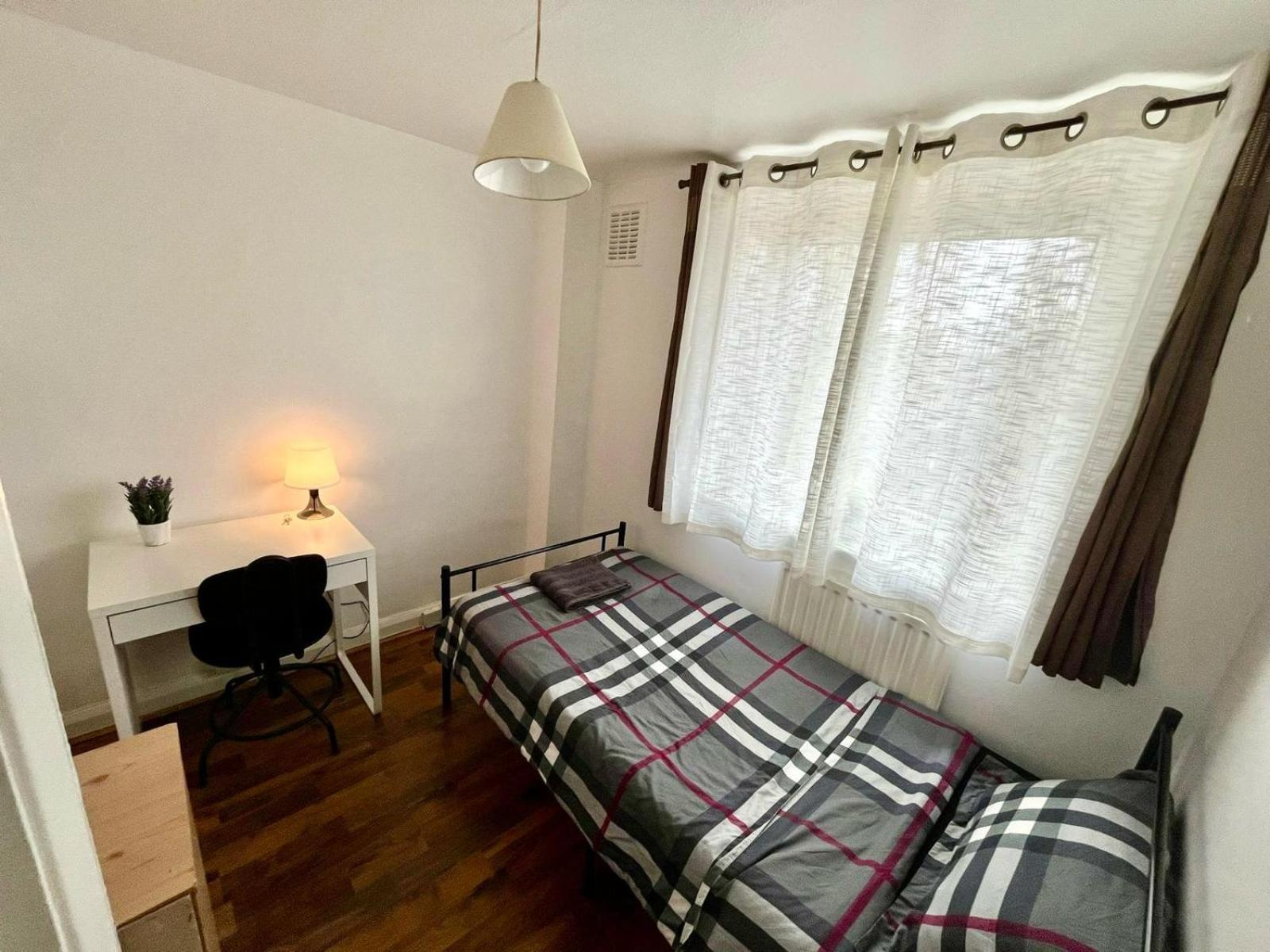 Whitechapel Station Rooms London Bagian luar foto