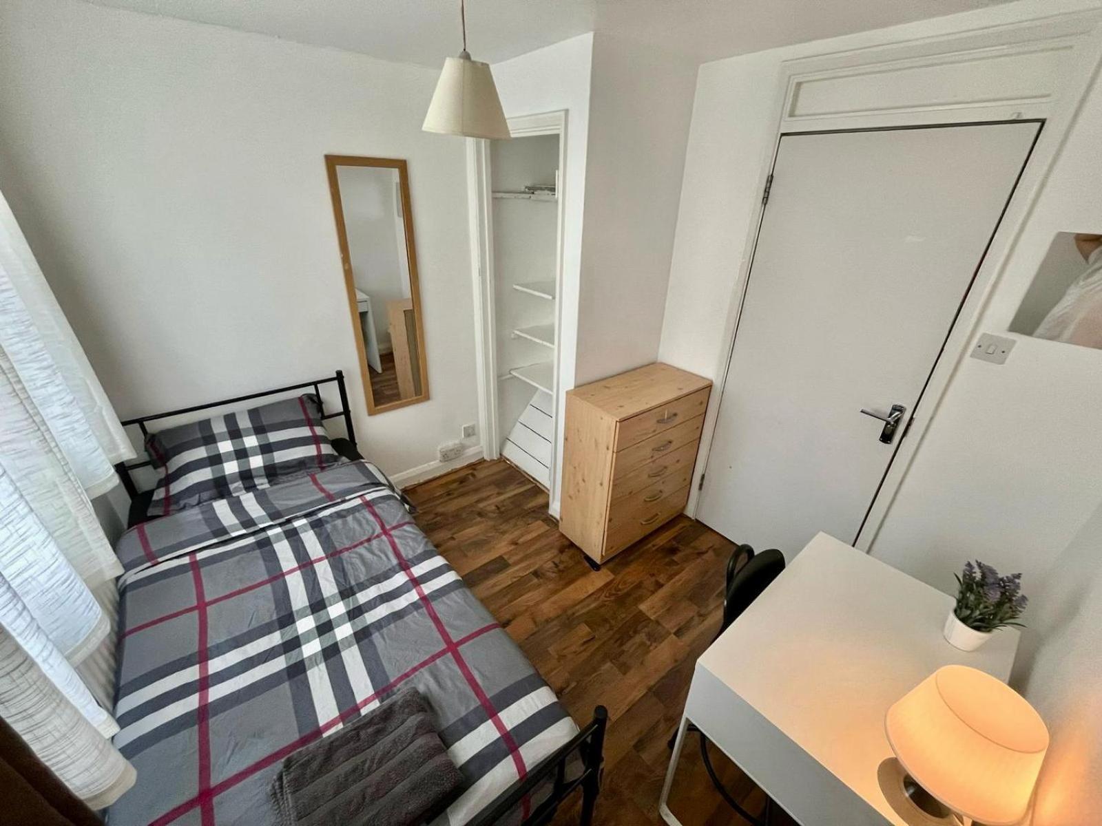 Whitechapel Station Rooms London Bagian luar foto