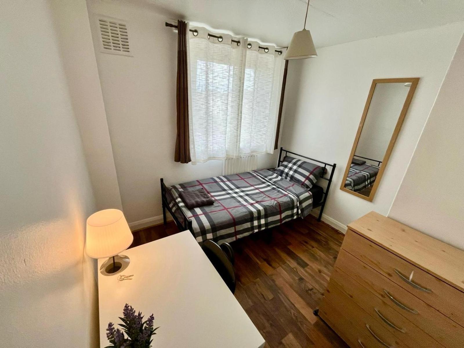 Whitechapel Station Rooms London Bagian luar foto
