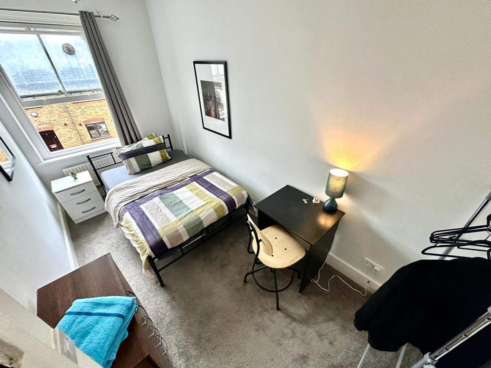 Whitechapel Station Rooms London Bagian luar foto
