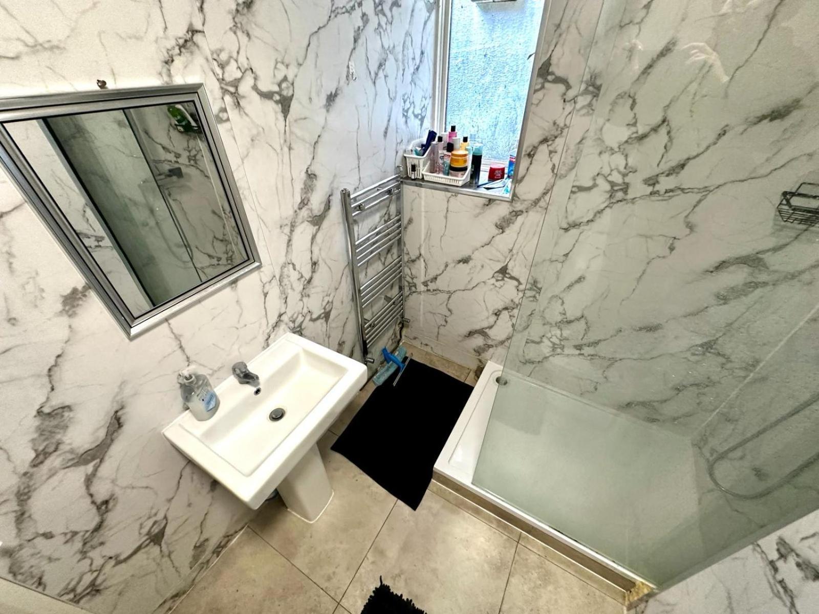 Whitechapel Station Rooms London Bagian luar foto